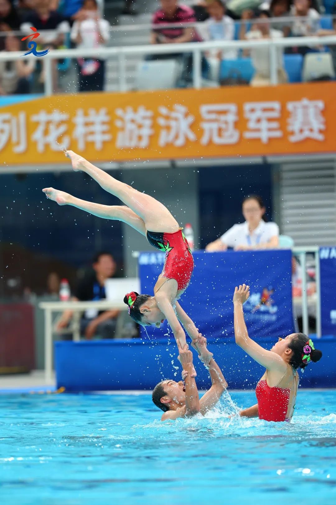 花样游泳比赛出现惊人的技巧 花样游泳比赛出现惊人的技巧