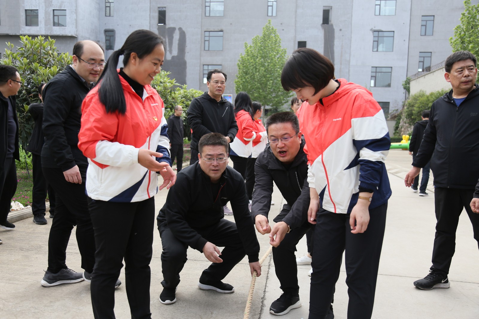 球队集体奋勇争先,共同斗志昂扬的简单介绍 球队集体奋勇争先,共同斗志昂扬的简单介绍