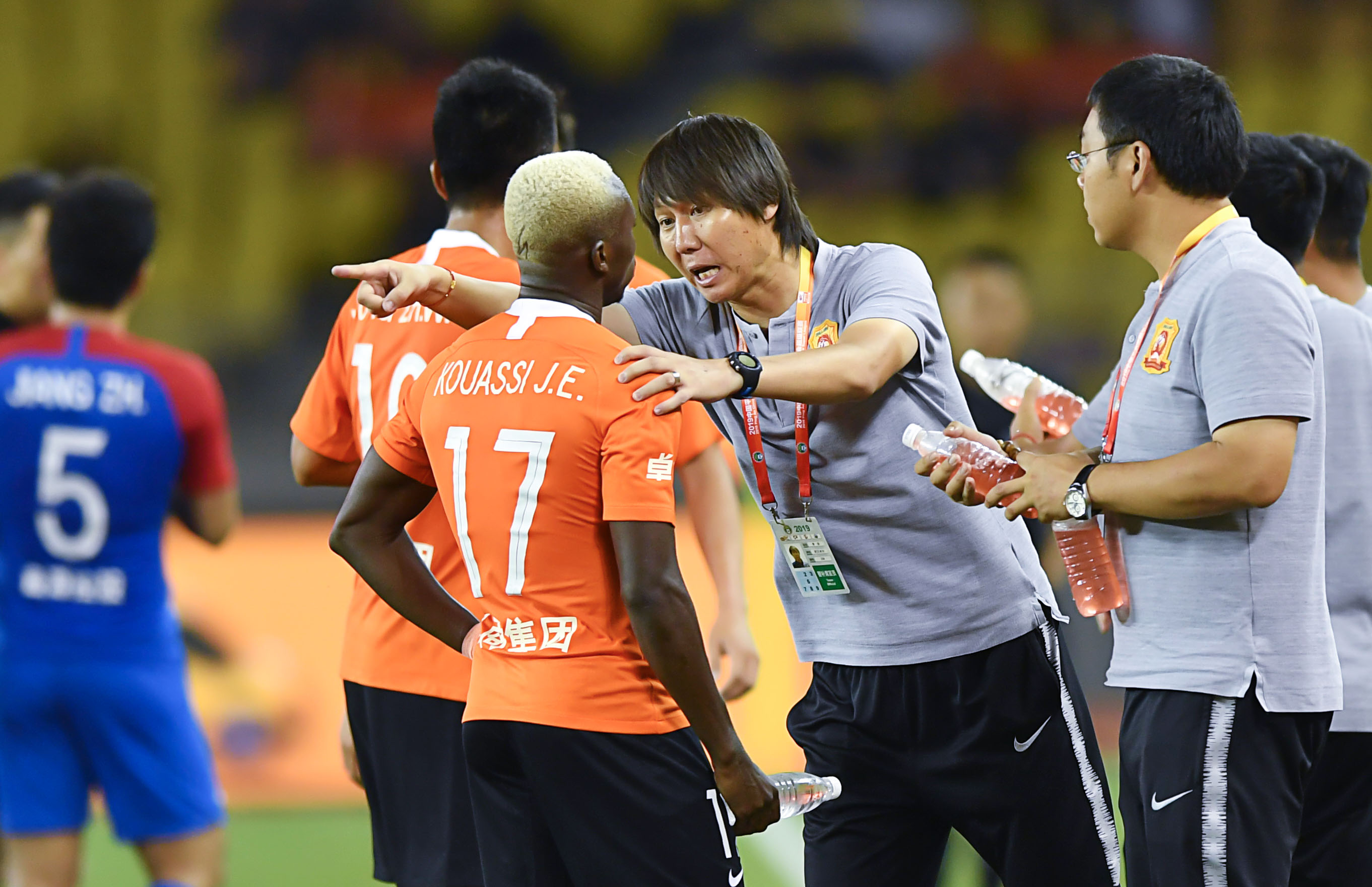 重庆斯威主场大胜武汉卓尔，喜迎胜利的简单介绍