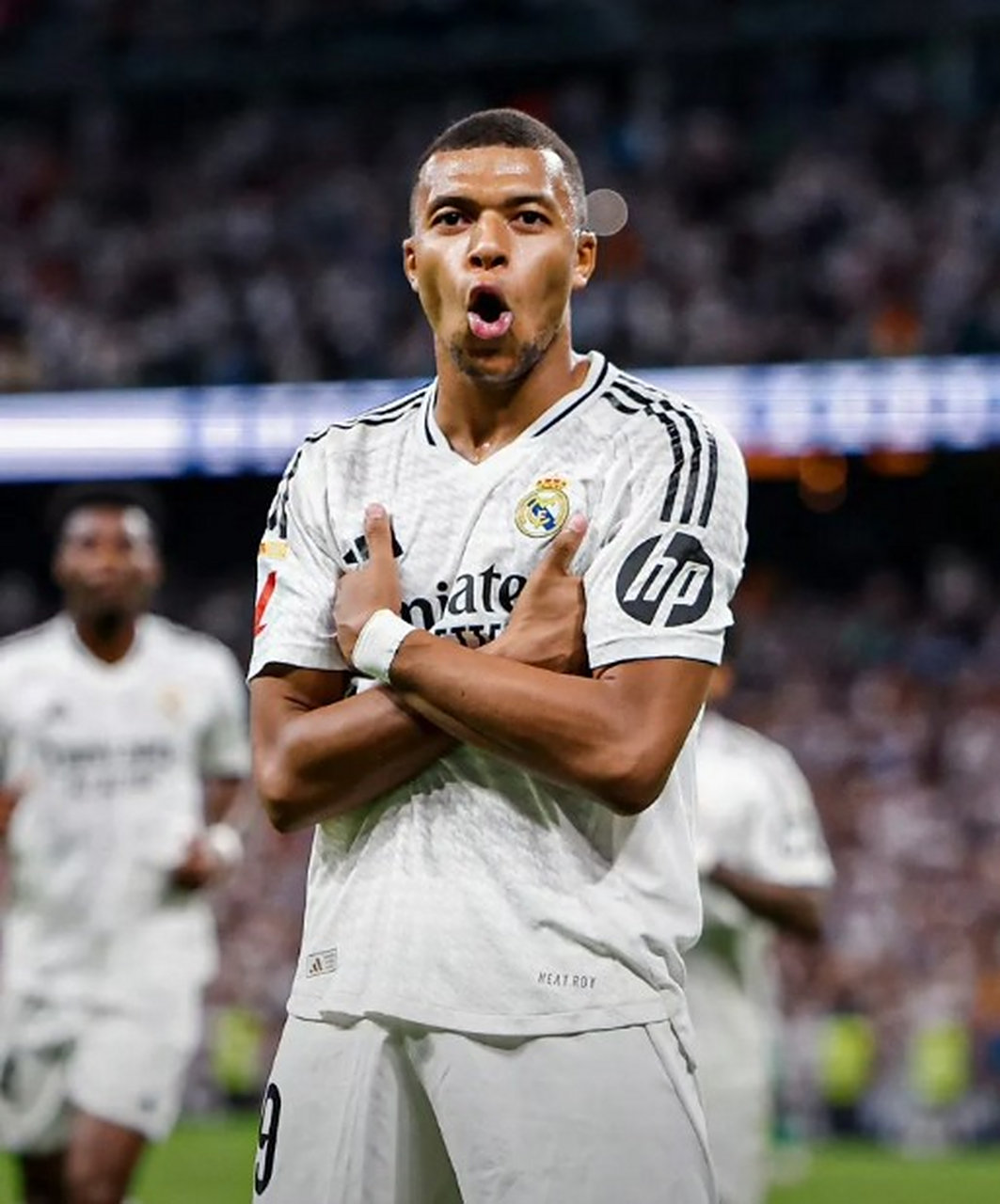 皇马客场击败皇家贝蒂斯，暂居榜首