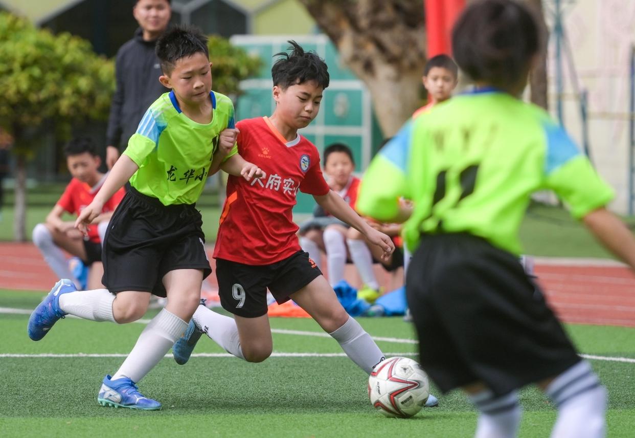 开云体育中国-包含期待胜利，足球挑战燃烧炙热场面的词条