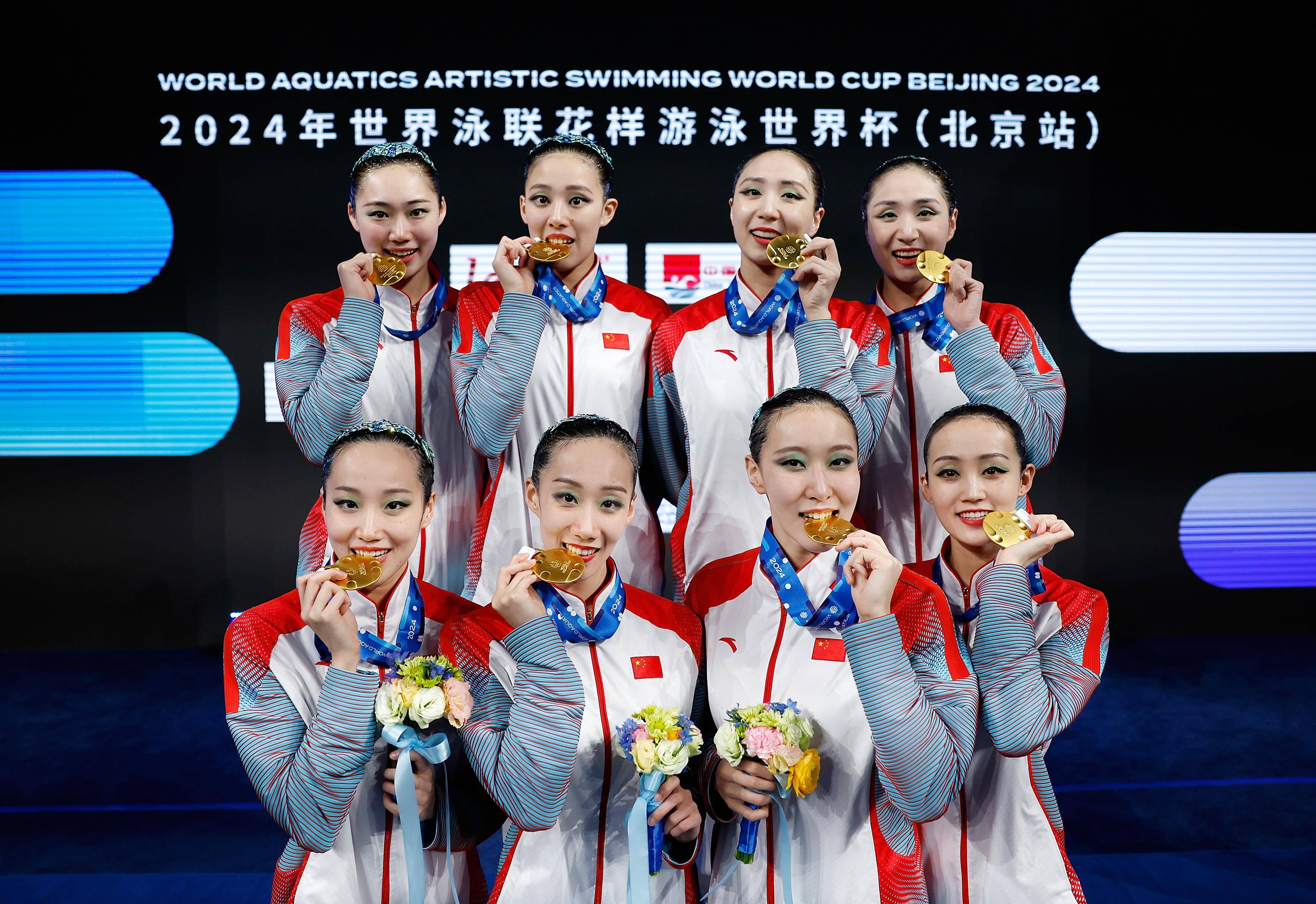 花样游泳项目优雅登场，一举夺冠