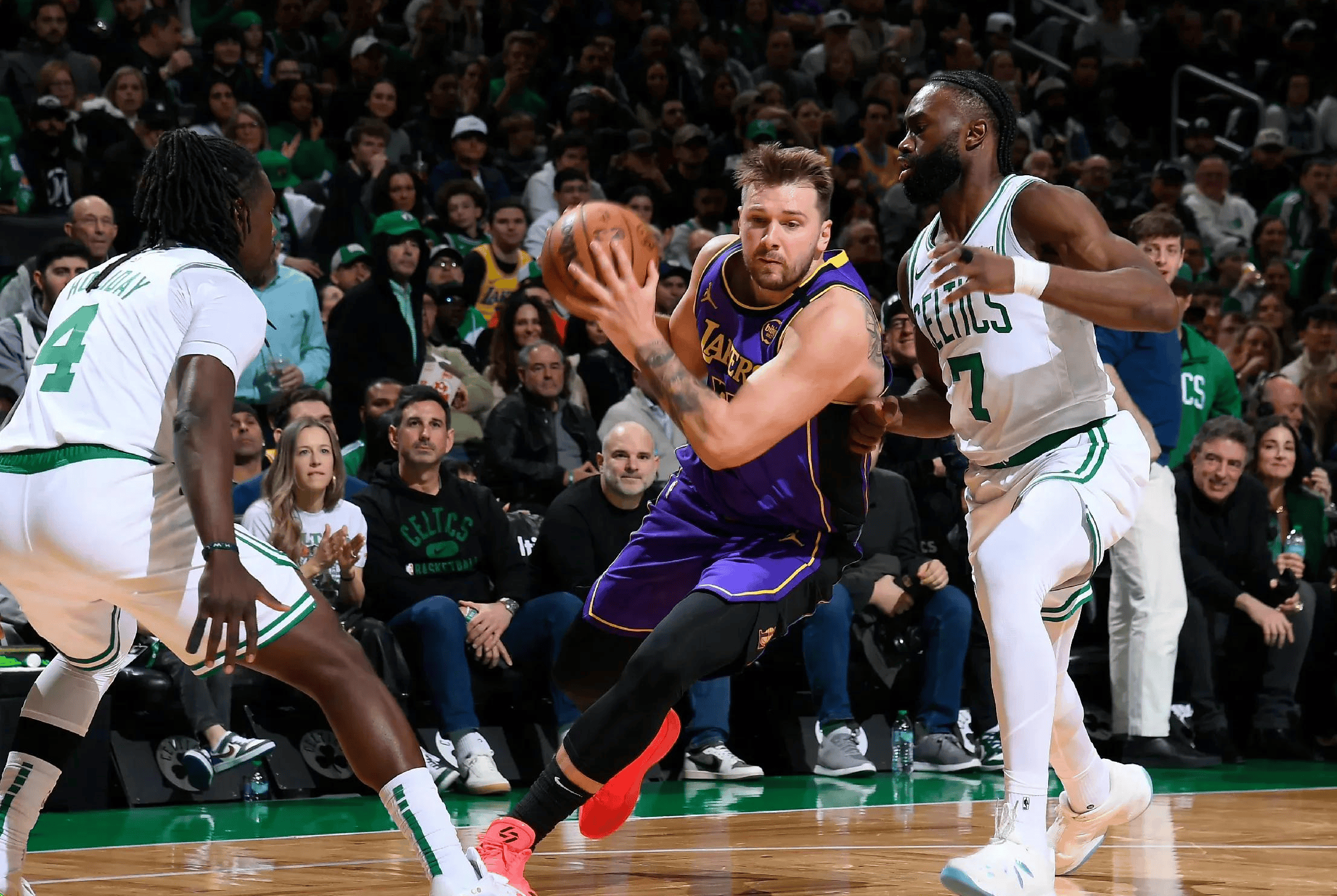 湖人主场力克凯尔特人,取得胜利 湖人主场力克凯尔特人,取得胜利