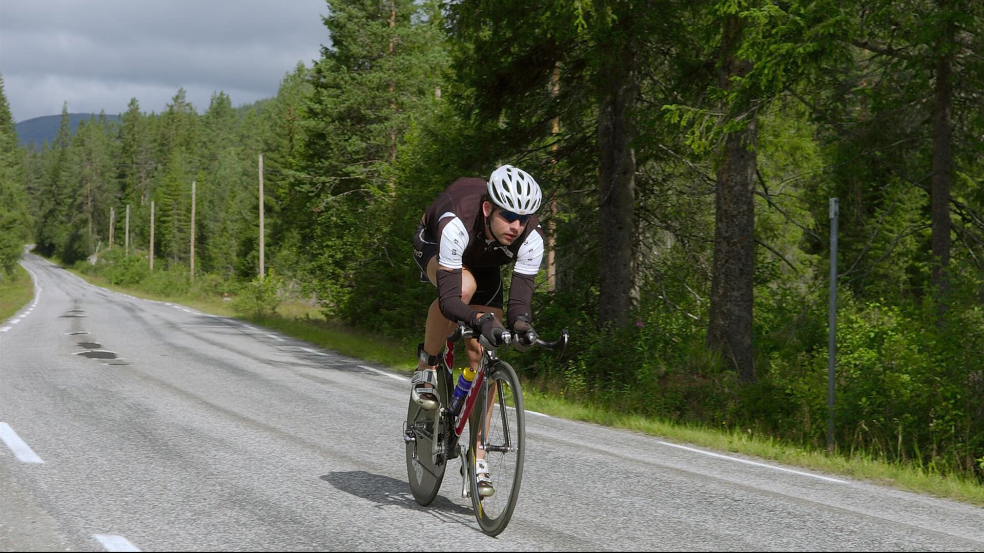 引擎轰鸣与寂静锁死，在极速与静止之间，胜者的共同密钥
