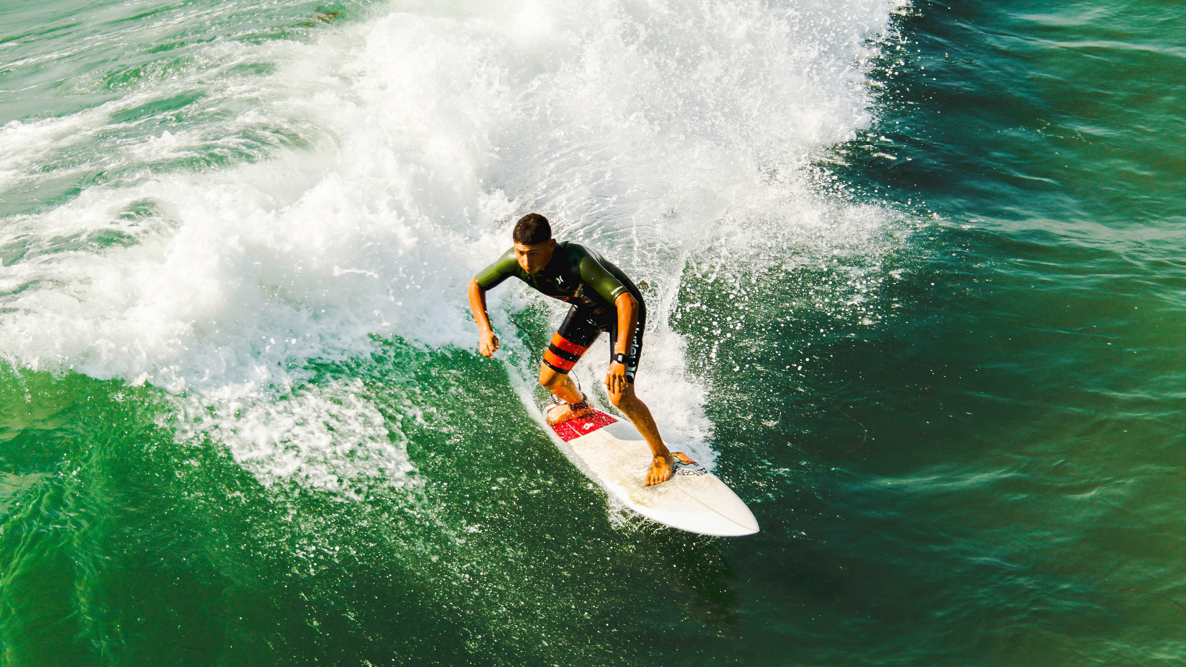 日与夜，狼嚎穿透的防守与跨越大洋的篮球叙事